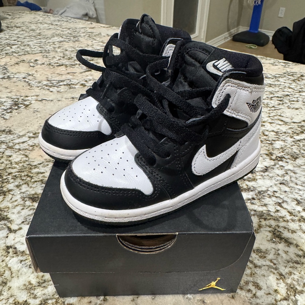 Jordan 1 Retro High OG “Black & White”